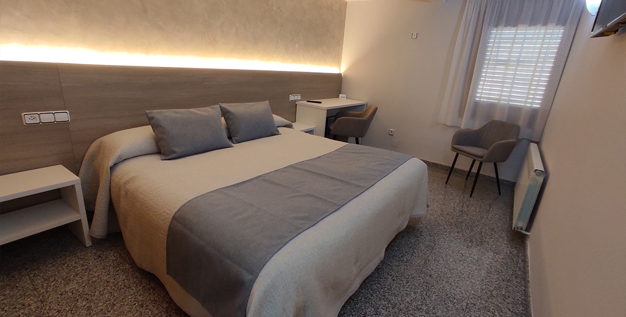 Habitación Cama Doble Hotel Valderrobres Hostal Pareja Amigos Familia Niños Teruel