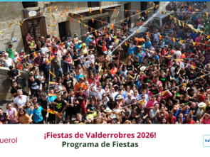 Ambiente festivo en la Plaza de España durante las Fiestas Mayores de Valderrobres