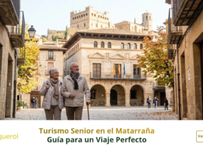 Pareja de jubilados disfrutando de un paseo cultural por Valderrobres durante su viaje al Matarraña.