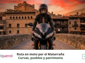 Motocicleta atravesando puente del casco histórico de Valderrobres durante una ruta motera.